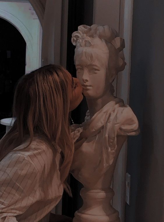 Statue kissing