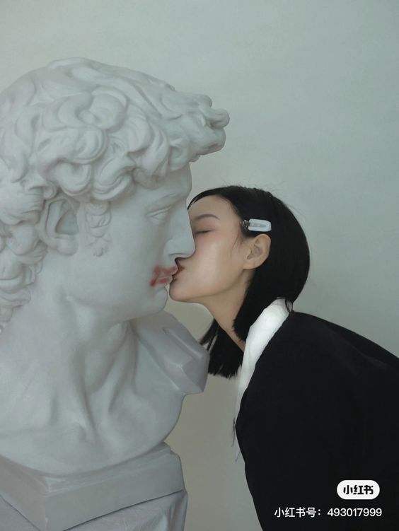 Statue kissing