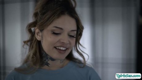 Transgender stepmom Lucy Hart bangs her wet pussy stepdaughter Vanessa