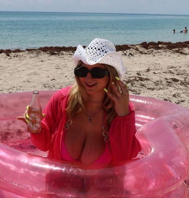 Jolie in tube pushing out booba
