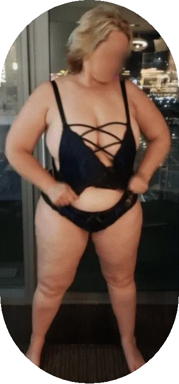 40DD curvy wife enjoys showing her enormous breasts