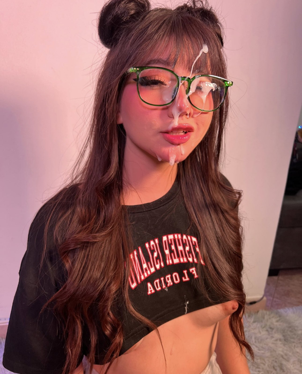 Ejac sur son visage et ses lunettes