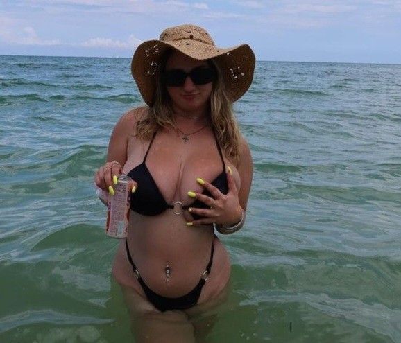 Jolie black bikini in water