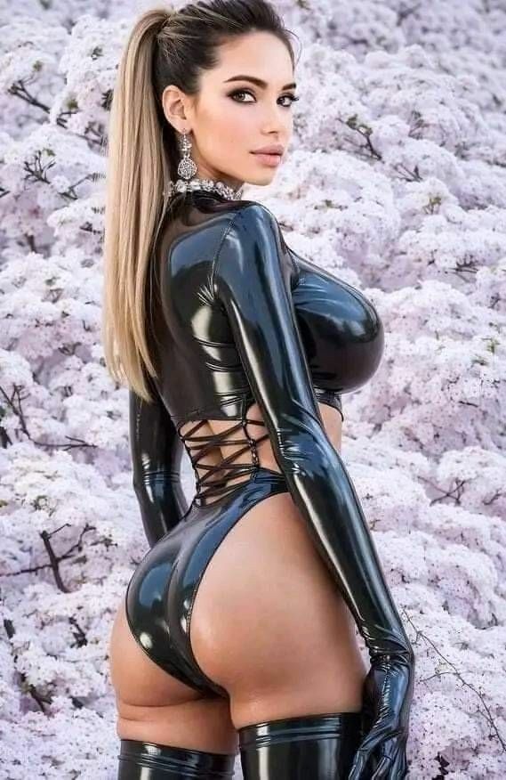 Hot blonde/brunette in black latex/leather...