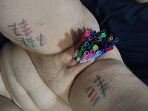 Stretching my cunt with markers again