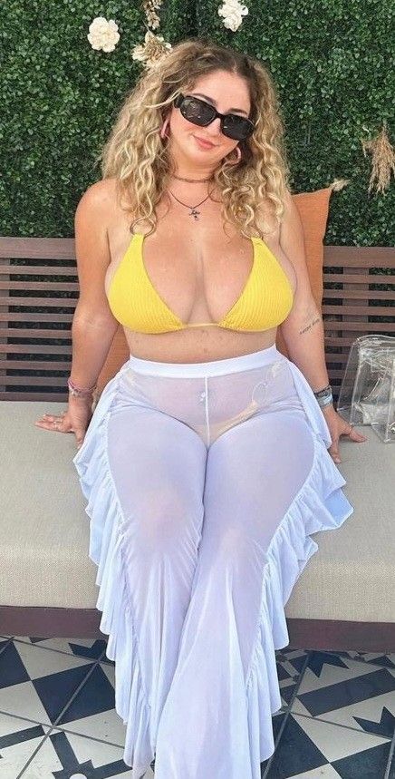 Jolie yellow bikini with glasses