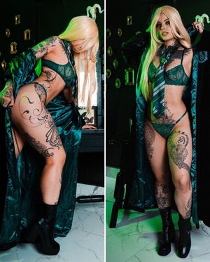 Sexy blonde in green sexy lingerie - Harry Potter - Cosplay Babe