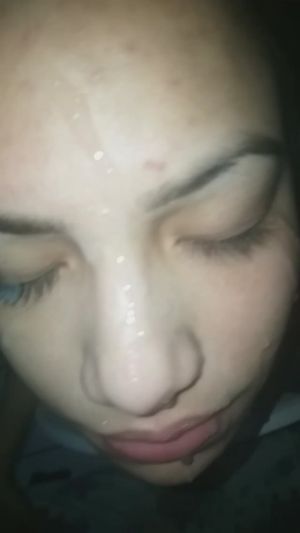 Tesão foi tanto que nem esperou sair do banheiro e gozou na cara da esposa