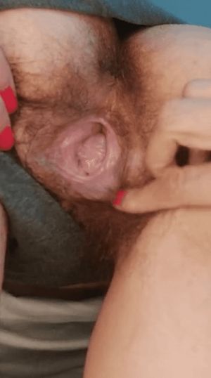 spreading her hairy hole