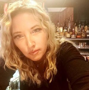 Pam bar selfie curly hair