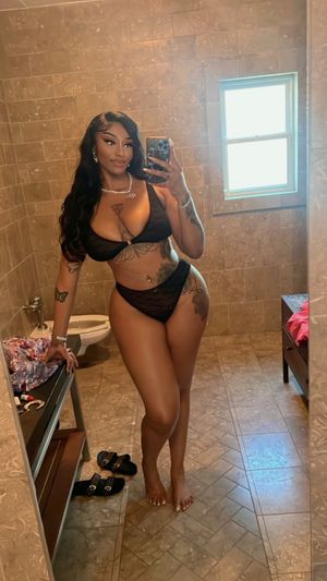 Sophia Ifeoma selfie in SavageXFenty lingerie