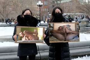 asiatique affiche un europeen self footjob