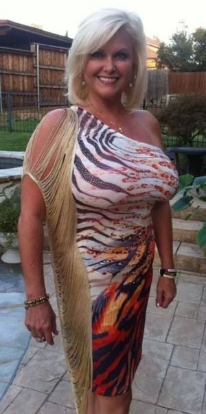 gorgeous mature milf with huge breasts