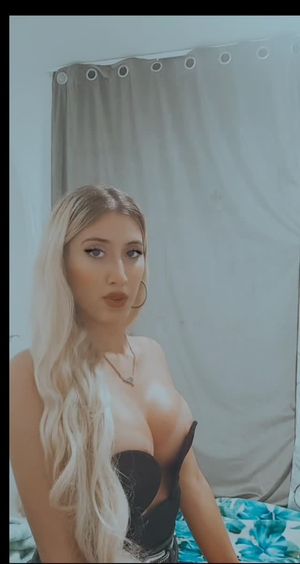 Sexy tiktokblonde with amazing tits