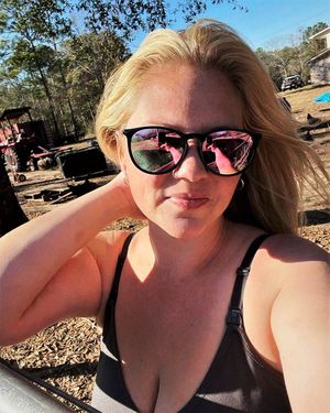 Juliana on the farm taking a selfie!