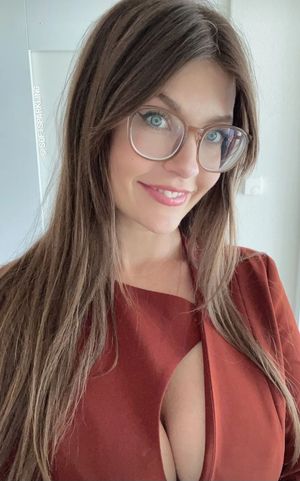 Zart sneaky cleavage