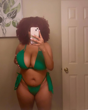 Aarielle “DamnAarielle” Andrews looking busty in her Green bikini