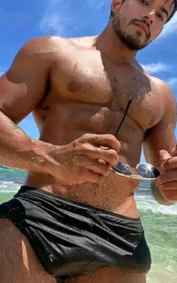 Nice swimsuit bulge