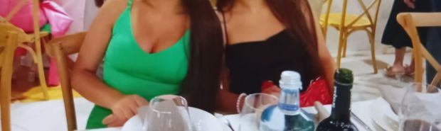 Tetazas de morena con su hermana