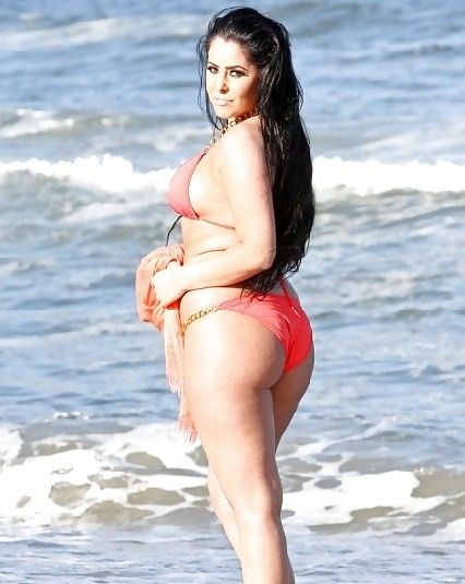 Myla Sinanaj 28th pic.