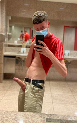 Mirror selfie in the men's room