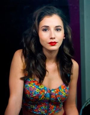 Gorgeous actress Charlie Murphy red lips big tits