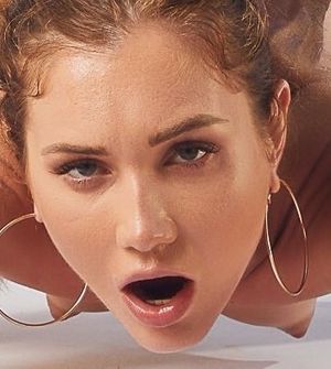 Another jealousy-provoking selfie from her. Obviously fake...