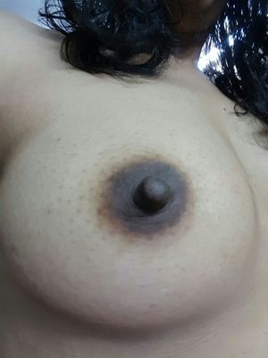 Desi college babe close-up boobies