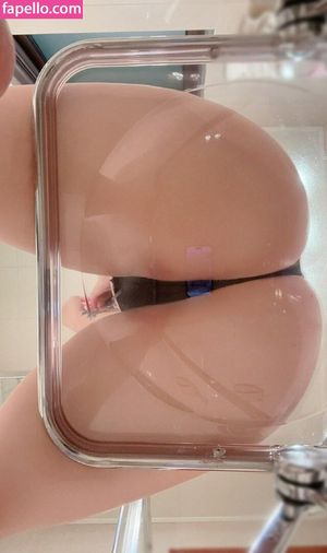 QiaoniuTT's big ass on glass chair