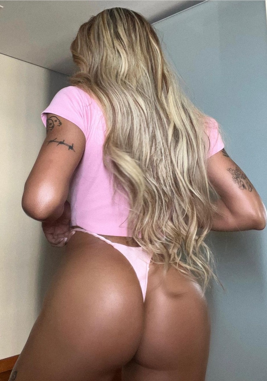 Look At The Ass on This Drag