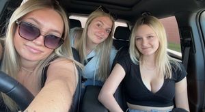 Keyra & friends in a car