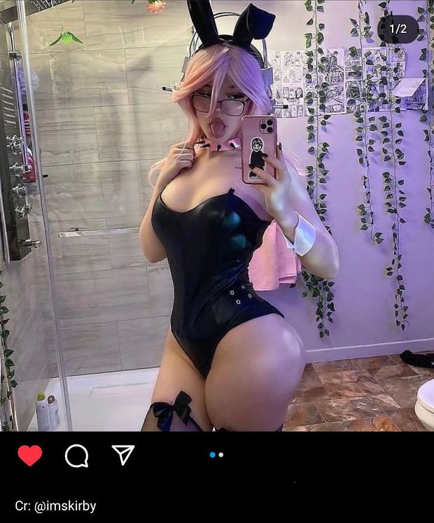 Hot alt showing off that ass