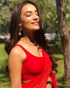 This hot babe is looking absolutely sexy