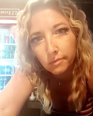 Pam bar selfie curly hair