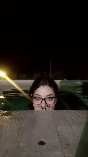 Pool side tiddy drop