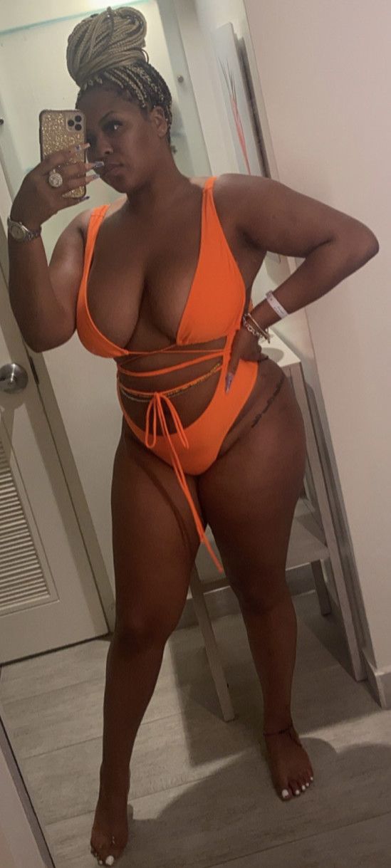 Thick black hunny with big fucking chocolate titties.