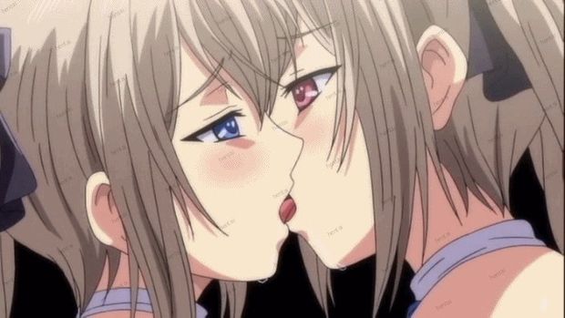 Gêmeas hentai se beijando