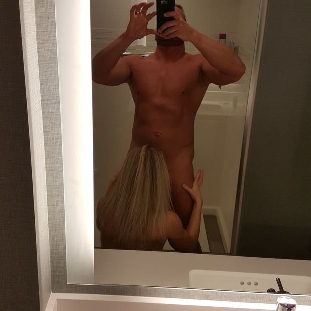 Blond amateur sucking her muscular dude off in the mirror