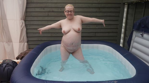 Fat whore enjoys in the pool