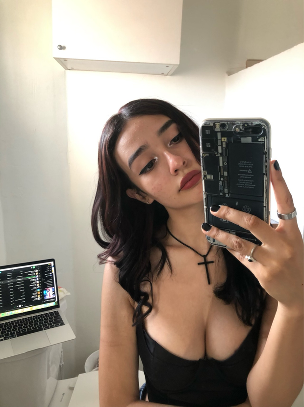 impossibly hot brunette 1