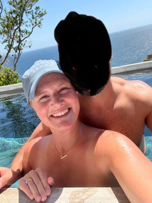 Love to get felt up in the pool…