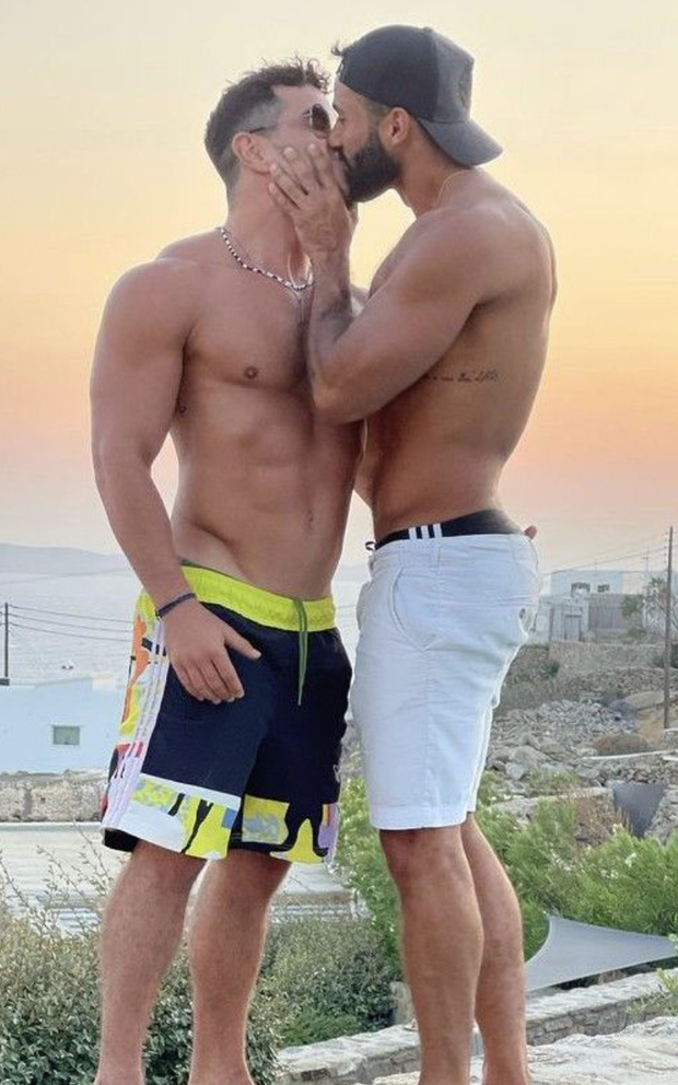 Str8 guys kissing