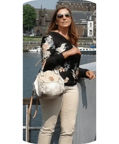 who knew she was hiding that curvy huge tits body behind those clothes.