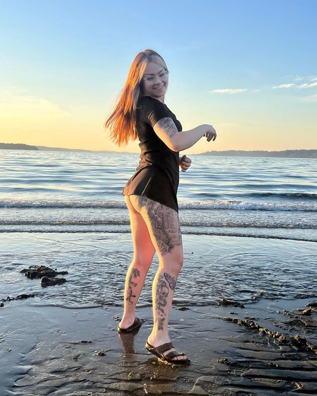 Ella at the beach showing that ass