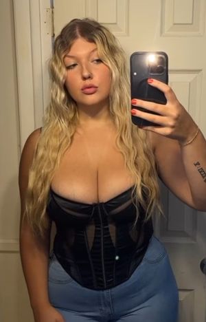 Destiny bustier selfie