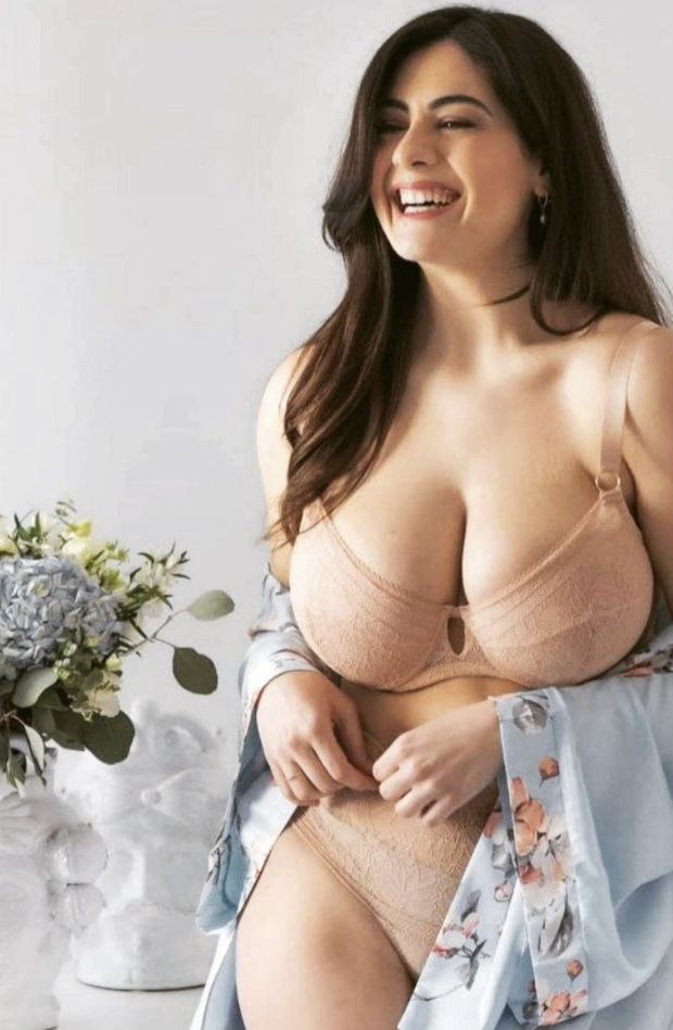 That smile that body those big boobs. Just perfect!!