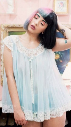 It’s getting late, sissies, so put on your prettiest nightie and say “nightie night”!