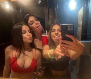 Karina & friends mirror selfie