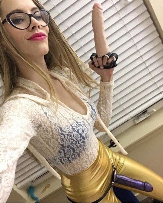 look at her hand, worse than brass knuckles