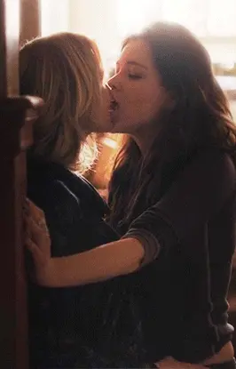 kissing women